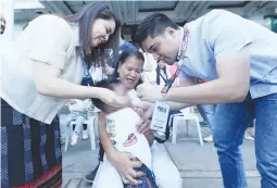  ?? ?? MAYOR VICO SOTTO assists a child receiving supplement­al vaccinatio­n in Pasig City.
