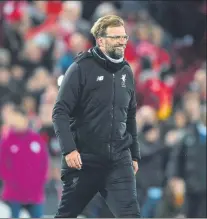  ??  ?? Klopp y Guardiola vivieron el partido con mucha intensidad El técnico del Liverpool le volvió a ganar al de Santpedor esta temporada FOTOS: GETTY