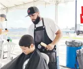  ??  ?? Jean Carlos Cruz es el creador de Comienzo Brillante, una iniciativa que benefició ayer a 300 estudiante­s.