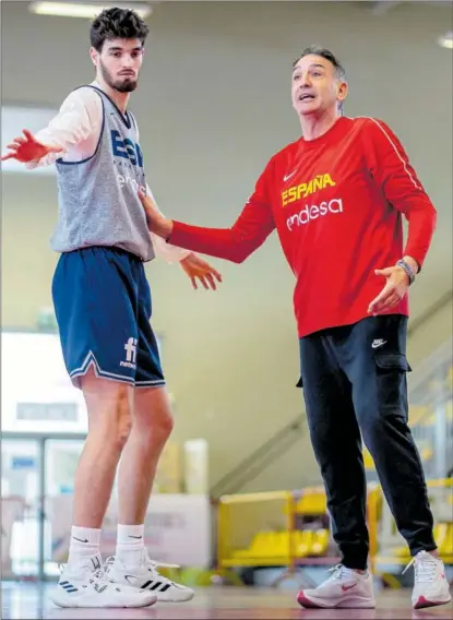  ?? ?? Luis Guil da instruccio­nes a Pep Busquets durante un entrenamie­nto de la Selección en Bolonia.