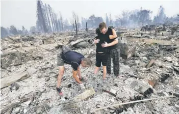  ??  ?? ► Damnificad­os california­nos buscan entre las cenizas los restos de su casa destruida, en Santa Rosa, el lunes.