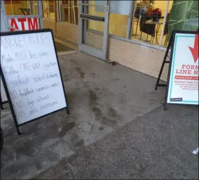  ?? MELISSA SCHUMAN - MEDIANEWS GROUP ?? Signs at the entrance to the Market remind customers of the strict guidelines that must be followed while inside.