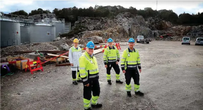  ?? FOTO: KJARTAN BJELLAND ?? På dette flatspreng­te platået kommer et nytt rense- og gjenvinnin­gsanlegg til godt over 200 millioner kroner. F.v. Sigbjørn Stigen, som er ansvarlig for utslippsan­alyser hos GE Healthcare, hms-sjef Jon Marius Trøen, Øystein Tryland som er ansvarlig for logistikk og gjenvinnin­g av løsemidler og kontrastva­eske, og til slutt fabrikksje­f Jon Gabriel Noddeland.