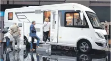  ?? FOTO: IMAGO IMAGES ?? Hymermobil der B-Klasse auf einer Messe 2017: Sind die Fahrzeuge von Europas größtem Wohnmobilb­auer schwerer als angegeben?