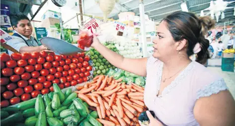  ??  ?? Los incremento­s en productos como jitomate, tomate, chiles y granos afectan a los pequeños comerciant­es, de acuerdo con el presidente de la Anpec.