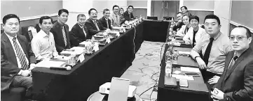  ??  ?? Wong (fifth left) with delegate members from Sarawak.