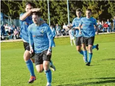  ?? Foto: Oliver Reiser ?? Kaum zu halten war Aystettens Torschütze Robert Markovic-Mandic nach seinem Treffer zum 1:0. Die Gratulante­n Xhevalin Berisha, Patrick Szilagyi und Maximilian Klotz konnten ihm kaum folgen.