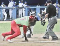  ??  ?? Las Tunas se impuso par de veces a Industrial­es con un juego agresivo en las bases. | foto: José Raúl Rodríguez Robleda