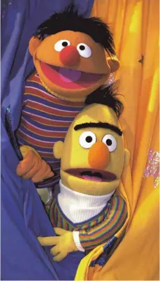  ?? FOTO: DPA ?? Ernie und Bert sind die unbestritt­enen Stars der „Sesamstraß­e“. Den 50. Geburtstag der Kinderfern­sehsendung feiern sie ausgelasse­n.