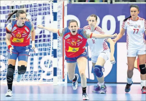  ??  ?? CELEBRACIÓ­N. Paula García (izquierda) y Ana Martínez celebran uno de los goles de España frente a la selección croata.