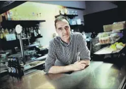  ??  ?? Alberto Albesa posa para AS en la cafetería que regenta en Barcelona.