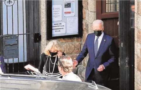  ?? // REUTERS ?? El presidente Biden y su esposa salen de misa el pasado domingo durante la cumbre del G-7 en Inglaterra