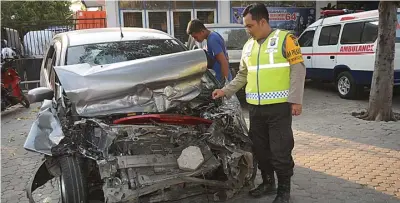  ?? IZZUL MUTTAQIN/JAWA POS RADAR SITUBONDO ?? RINGSEK BAGIAN DEPAN: Tabrakan hebat antara mobil yang ditumpangi polisi dan truk mengakibat­kan dua anggota Polri meninggal di TKP.