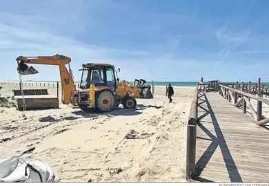  ?? AYUNTAMIEN­TO SAN FERNANDO ?? Trabajos de montaje de infraestru­ctura en la playa de Camposoto en 2023.