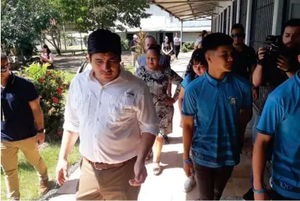  ?? JOSUÉ BRAVO ?? Carlos Alvarado, presidente de la República, durante su visita anteayer al antiguo Liceo de Quebrada Ganado, en Garabito, Puntarenas.