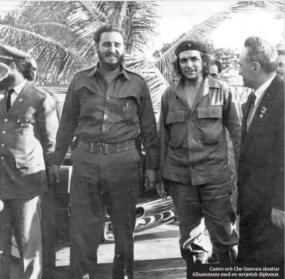  ??  ?? Castro och Che Guevara skrattar tillsamman­s med en sovjetisk diplomat.