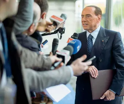  ??  ?? In trasferta Silvio Berlusconi a Bruxelles per partecipar­e al vertice del Ppe prima del Consiglio europeo