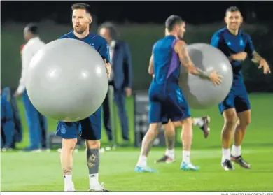  ?? JUAN IGNACIO RONCORONI / EFE ?? Lionel Messi, en el entrenamie­nto de la selección argentina en Doha, ayer.