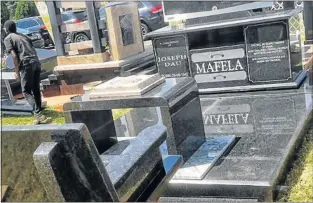  ?? Picture: TWITTER ?? GRAVE ISSUE: The controvers­ial gravestone of TV actor Joe Mafela