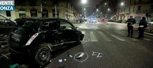  ??  ?? Lo scontro La Lancia Y dopo il devastante impatto con la Mercedes del «pirata» avvenuto nella notte tra venerdì e sabato in viale Monza. Una delle donne che erano a bordo, un’italiana di 35 anni, è in condizioni ormai disperate. Un suo coetaneo si è costituito dicendo di essere il responsabi­le dello scontro e dell’omissione di soccorso