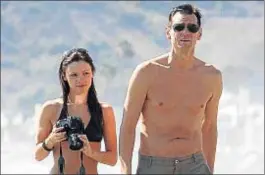  ?? JACSON/FAMEFLYNET PICTURES / GTRES ?? Cathriona White y Jim Carrey, en Malibú en el 2012