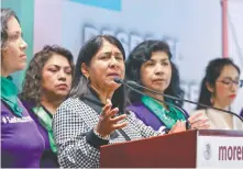  ??  ?? Miroslava Sánchez, designada para presidir la Comisión de Salud en la Cámara Baja, escuchó las demandas del grupo Constituye­ntes Feministas.