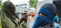  ?? Foto: Boris Roessler, dpa ?? Islamistin­nen am Rande einer Salafisten­veranstalt­ung in Offenbach am Main: Das Netzwerk breitet sich länderüber­greifend aus.