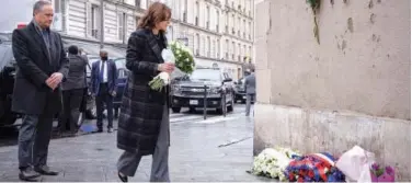  ?? Reuters ?? ↑
Kamala Harris pays tributes to the victims of terror at the Carillon Cafe in Paris on Saturday.