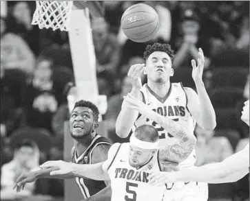  ?? Gina Ferazzi Los Angeles Times ?? BENNIE BOATWRIGHT, top, and USC teammate Katin Reinhardt collide while battling for a rebound.