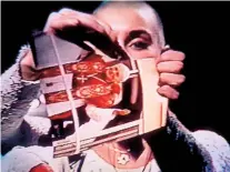  ??  ?? Sinéad O’Connor drze zdjęcie Jana Pawła II w programie„Saturday Night Live”, 3 październi­ka 1992 r.