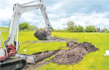  ?? FOTO: PAUL MARTIN ?? Ein Bagger schaufelt Löcher in die Wiese am Löhleweg in Kißlegg. Ein Gutachten soll klären, ob sich der Boden für eine Erschließu­ng eignet.