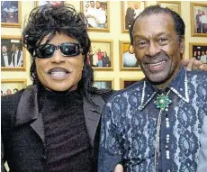  ??  ?? Mit seinem Rock’n’Roll-Kollegen Little Richard (l.) ging Chuck Berry (hier bei seinem 75. Geburtstag) mehrere Male auf Tournee.