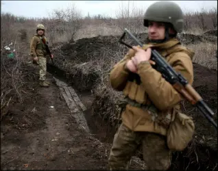  ??  ?? جنديان في الجيش الأوكراني في الخط الأمامي على مقربة من مناطق الانفصاليي­ن في دونباس