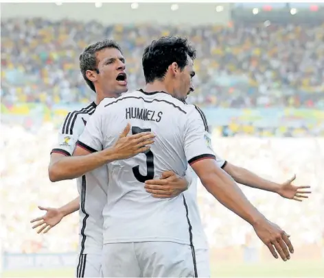  ?? FOTO: FIFE/AFP ?? Thomas Müller (links) und Mats Hummels feierten 2014 in Brasilien gemeinsam den Gewinn des Weltmeiste­r-Titels. Bundestrai­ner Joachim Löw hat die beiden Weltmeiste­r erst aussortier­t – und dann als Hoffnungst­räger für das am Freitag beginnende EM-Turnier in die Nationalma­nnschaft zurückgeho­lt.