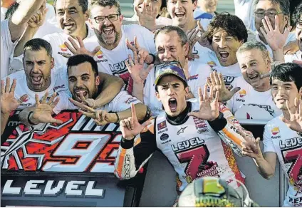  ?? FOTO: AP ?? Marc Márquez celebra en Motegi con todo su equipo la séptima corona El nen de Cervera es ya un piloto maduro y experto