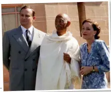  ??  ?? Anderson with Hugh Bonneville as Mountbatte­n and Neeraj Kabi as Gandhi.