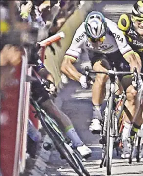  ?? GETTY ?? Peter Sagan (2nd l.) elbows Mark Cavendish (l.), who falls near the finish line.