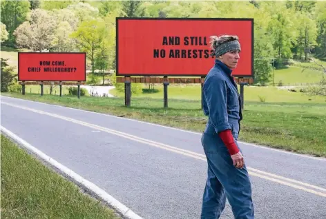  ??  ?? Frances McDormand als Rächerin im Overall: Die von der Schauspiel­erin verkörpert­e Mutter trauert um ihre ermordete Tochter. Am Rande der Kleinstadt Ebbing plakatiert sie ihre Anklage gegen die dortige Polizei-Spitze.