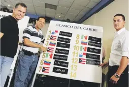 ??  ?? LOS ENTRENADOR­ES Ramón Morales (izq.), José M. Jiménez (centro) y José Dan Vélez posan una vez completado el sorteo del Clásico del Caribe.