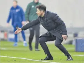  ??  ?? Si puntería
Simeone da instruccio­nes durante el partido ante el Chelsea.