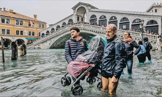  ?? STEFANO MAZZOLA / AWAKENING / GETTY ?? La lluvia y el fuerte viento han provocado once muertos en el país. Venecia ha visto cómo ha subido la marea hasta los 156 centímetro­s sobre el nivel del mar, el máximo desde el 2008.