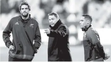  ??  ?? Steve Hansen (centre) talks to non playing All Blacks Sam Whitelock (left) and Aaron Smith before their Rugby Championsh­ip match against Argentina at AMI Stadium in Christchur­ch, in this July 17, 2015 file photo. — Reuters photo