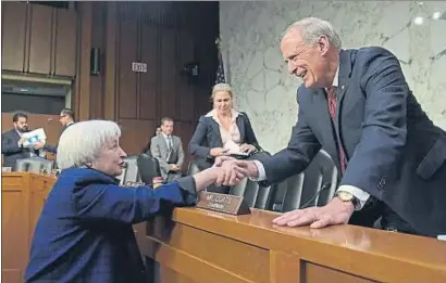  ?? SUSAN WALSH / AP ?? Janet Yellen saluda a Dan Coats, presidente de la comisión de Economía del Senado de Estados Unidos