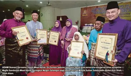  ??  ?? ADAM (kanan) bersama Tokoh Maal Hijrah, Dr Osman Sabran (dua kiri) serta lima penerima anugerah khas sempena Majlis Sambutan Maal Hijrah Peringkat Negeri Selangor bagi tahun 2017 di Masjid Sultan Salahuddin Abdul Aziz Shah, Shah Alam.