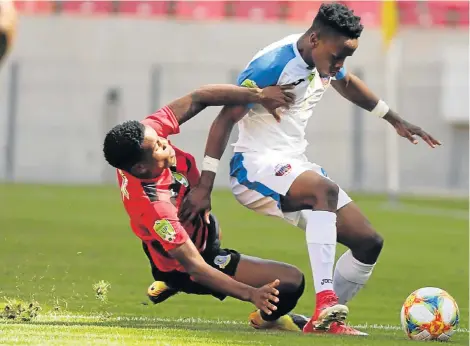  ?? Picture: FREDLIN ADRIAAN ?? ABSOLUTE CONTROL: Chippa United’s Maphanga Phetso sweeps past Nhlanhla Mgaga of TTM during their last-16 match at the Nelson Mandela Bay Stadium on Saturday