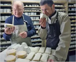  ??  ?? Jean-François Antony (à d.) prépare avec l’aide de son père le concours de Meilleur ouvrier de France fromager.