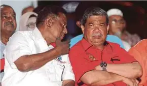  ?? PIC BERNAMA ?? Parti Amanah Negara president and Defence Minister Mohamad Sabu (right) with Pakatan Harapan candidate Dr S. Streram at a ceramah in Kampung Mambau, Seremban, on Sunday.