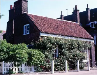  ??  ?? Chocolate-box home: Cosy two-bedroom Nottingham Cottage, circled below, is one of the smaller properties in the grounds of Kensington Palace