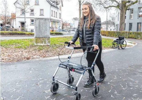  ?? FOTO: CHRISTIAN FLEMMING ?? Schritt für Schritt übt Tabea Schoch am Rollator – und geht dabei über ihre Grenzen.