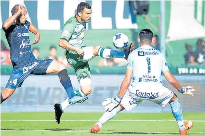  ?? FOTOBAIRES ?? Por acá no. Scifo no logra cerrar pero Bertolo perderá ante la figura: Ayala, el arquero de Temperley.